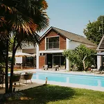 Les Arbres Rouges Bed & Breakfast