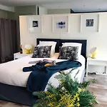 Bed & Breakfast Les Arbres Rouges Sucé