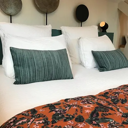 Couette-café Les Arbres Rouges 3*